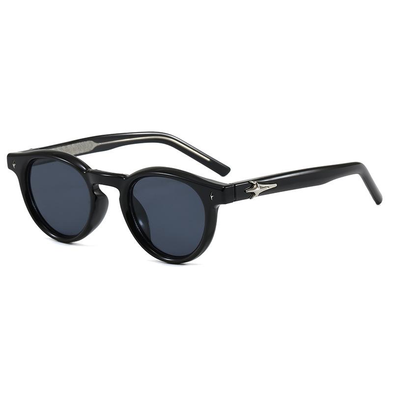 

Sunglasses fashion, European, American and Korean men s and women s street shooting stars have the same sunglasses.