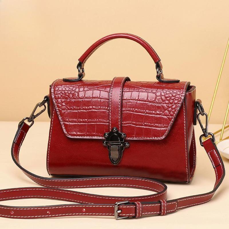 

Модная и универсальная одноплечевая сумка из высококачественной натуральной кожи и нишевого дизайна. Сумка-переноска Flip One Size бордовый