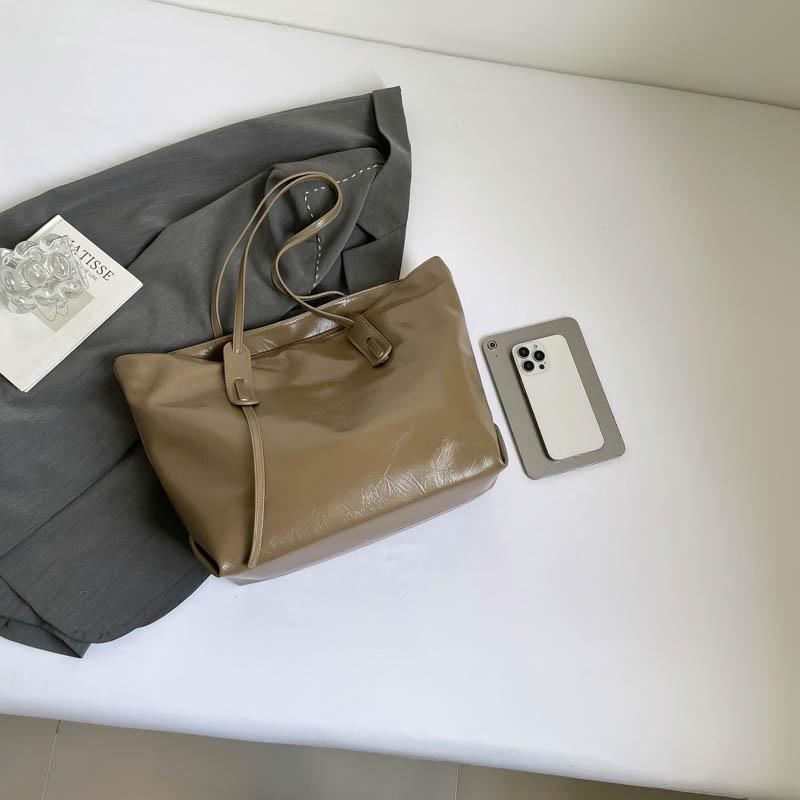 Elegant commuting tote bag with large capacity. Women's bag for 2026 autumn-winter seas. Retro texture, simple and trendy sing