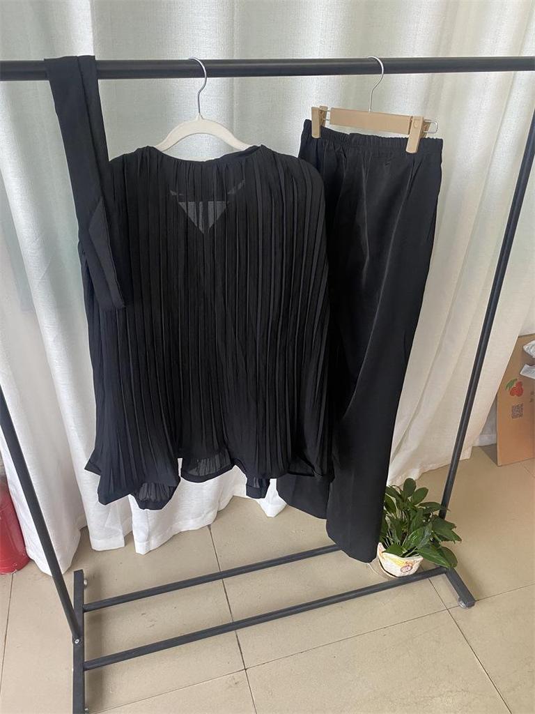 Nuovo Set Moda Donna 2024: Top Pieghettato con Lacci e Pantaloni a Gamba Larga