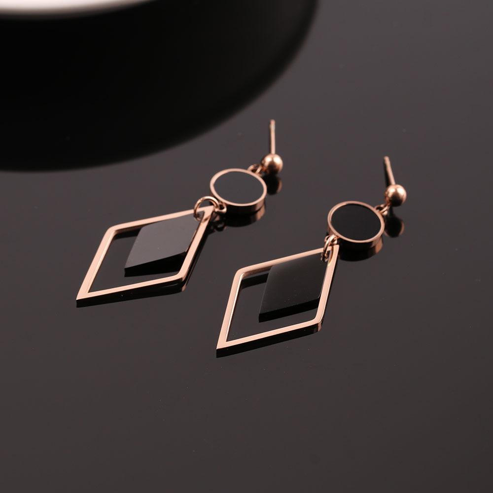 

Невыцветающие серьги из титановой стали в форме ромба. Новые модные длинные серьги. Простые сетчатые красные серьги.