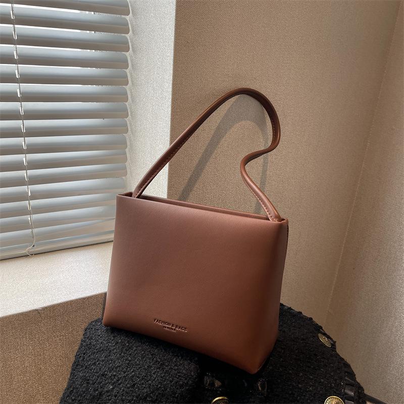 Xiaohongshu live broadcast women's bag supply, this year's popular bag women's high-end sense crossbody niche design single shoulder armpit bag