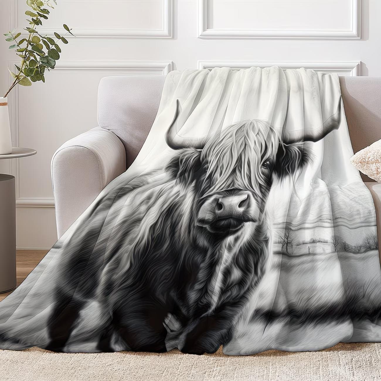 Cozy Highland Cattle Print Flannel Blanket Soft Warm Throw for Naps Camping Travel Home Decor Gift for Friends Family Lovers 75X95CM