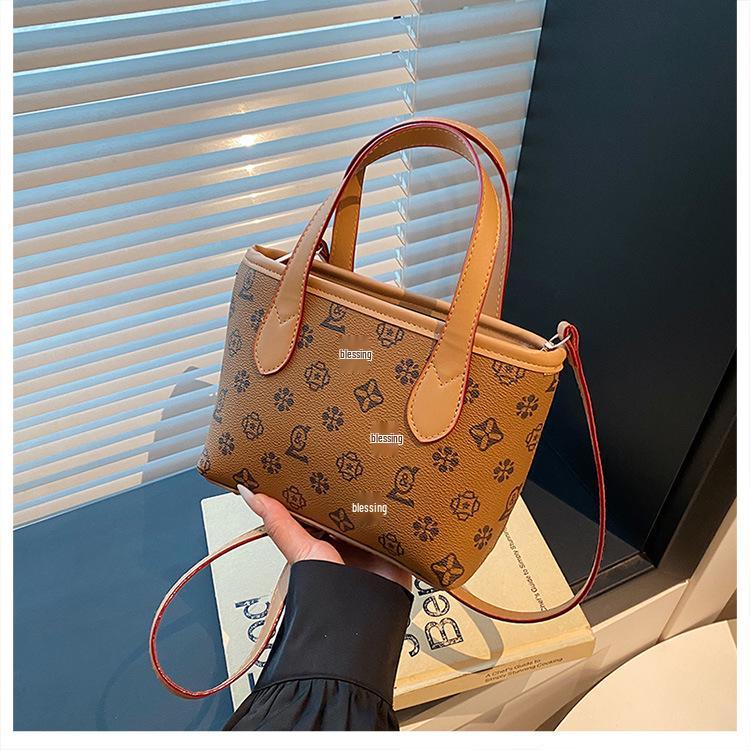 This Year's Trendy Retro Korean-style Crossbody Shoulder Bag: a Versatile, High-value Favorite In the Hand-held Market.
