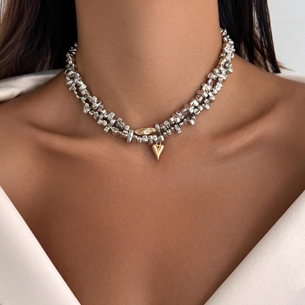 Collana con Pendente a Cuore con Perle Irregolari e Design di Lusso Leggero