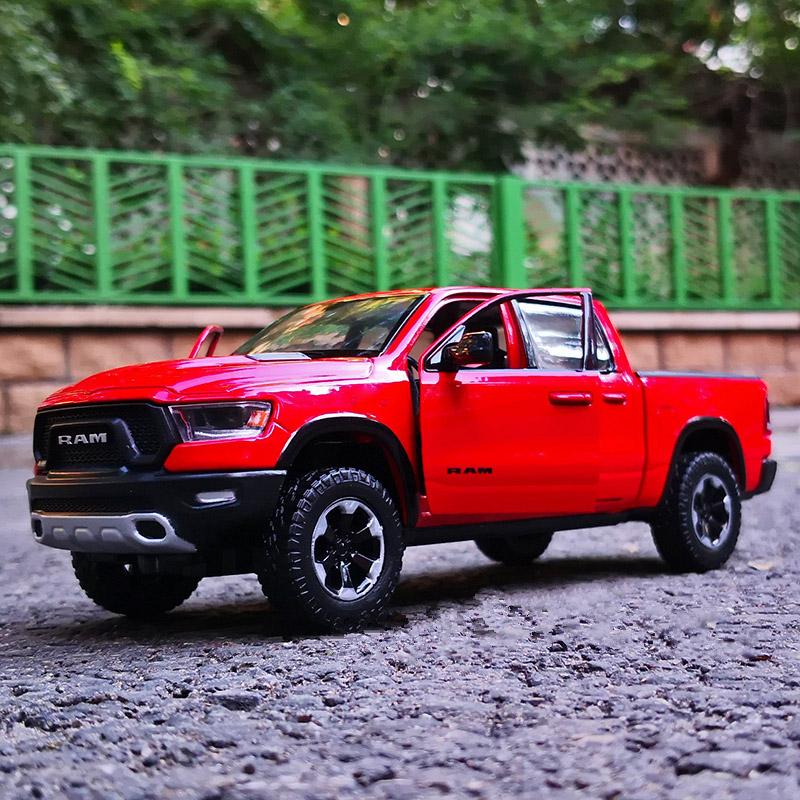 1:24 Dodge RAM 1500 Rebel Modèle de Voiture Pick-up en Alliage Jouet Moulé sous Pression Véhicule Tout-Terrain Modèle de Voiture Haute Simulation Collection Jouet Cadeau pour Enfants