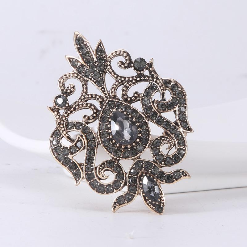 Retro Fashion Alloy Hollow Baroque Geometric Glass Rhinestone Brooch Exquisite Temperament Jewelry Collar Pin