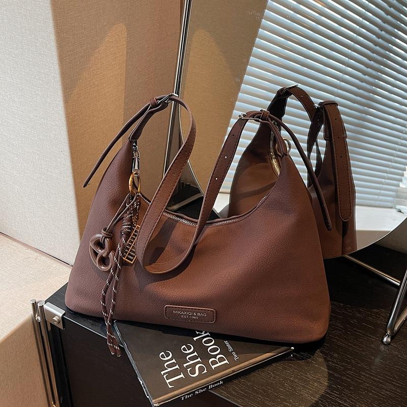 

2025 new retro fashion underarm bag commuter women s bag large capacity hand tote bag simple versatile shoulder bag no pendant