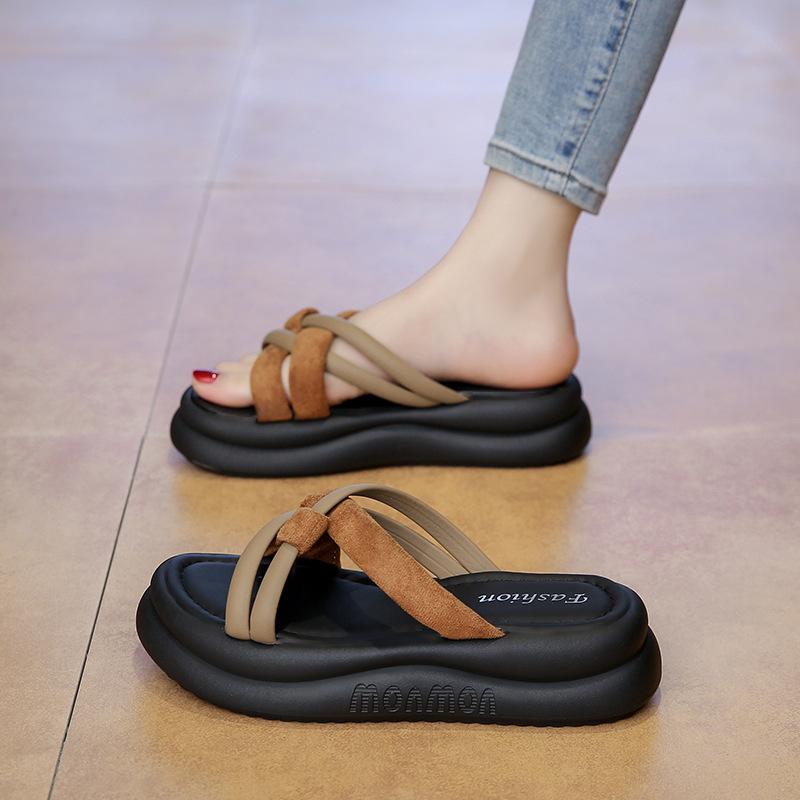 Cool slippers women's summer wear 2025 new French retro flat-bottomed beach sandals women's non-slip one-word slippers