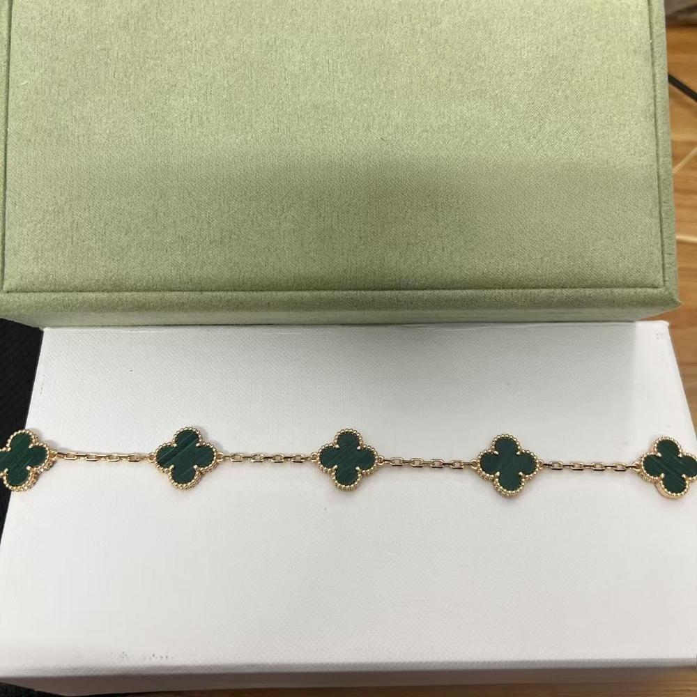 Vierblättriges Klee- und Fünfblüten-Armband mit rotem Achaten - Ein Geschenk für deine Freundin
