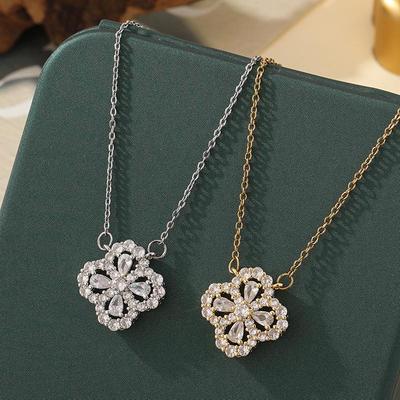 Collier trèfle à quatre feuilles en acier titane style influenceur: Chaîne de clavicule élégante pour femme, luxe léger, résistant à la décoloration