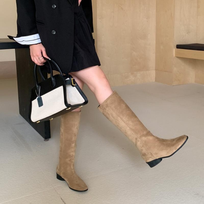 Europeisk station mocka spetsiga stövlar dam 2025 nya mångsidiga men knähöga stövlar platta höga stövlar ridstövlar