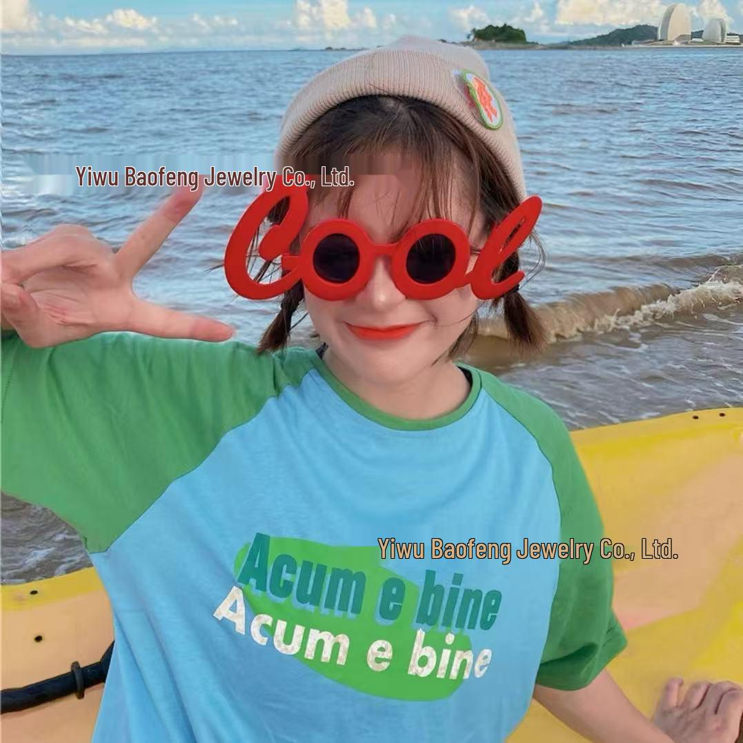 

Three-Eyed Goofy Alien Cartoon Party Sunglasses Photo Props