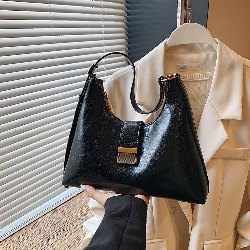 

High-end niche design retro shoulder messenger bag women s new autumn and winter exquisite dumpling bag