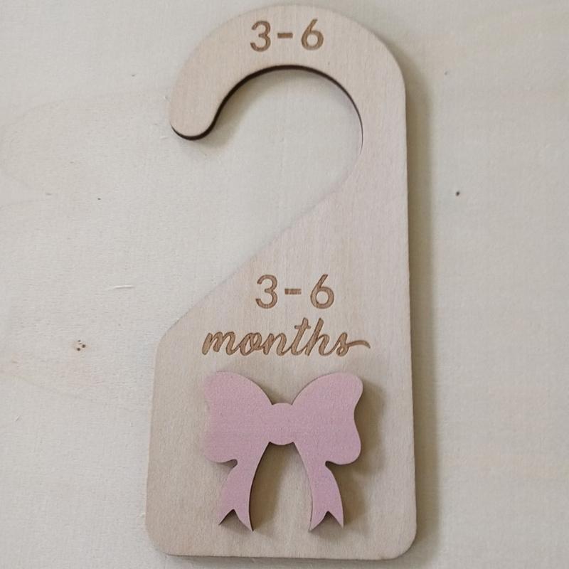 7 Pezzi Adorabili Divisori per Abbigliamento da Neonato con Fiocchetto Materiali in Legno Aiuto per Armadi dei Bambini Separatori per Vestiti dei Bambini