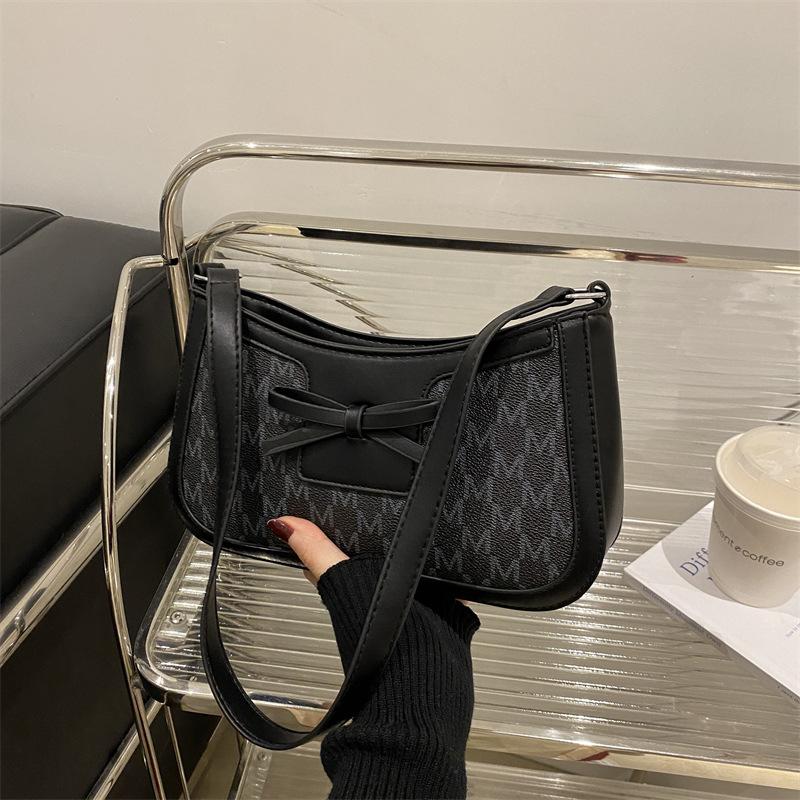 

Трендовая корейская версия ins большая вместимость сумка-багет для通勤 женская высококлассная нишевая дизайнерская текстурная сумка на плечо в стиле легкой роскоши чёрный