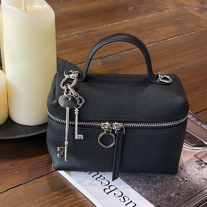 

Первый слой бычьей кожи, сумка-коробка, маленькая сумка для ручной переноски, женская 2025 года, новая высококлассная нишевая кожаная сумка-ланчбокс, сумка-почтальон 18CM чёрный