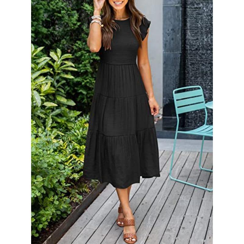 Ein gestuftes Kurzarmkleid mit Volantärmeln und Falten