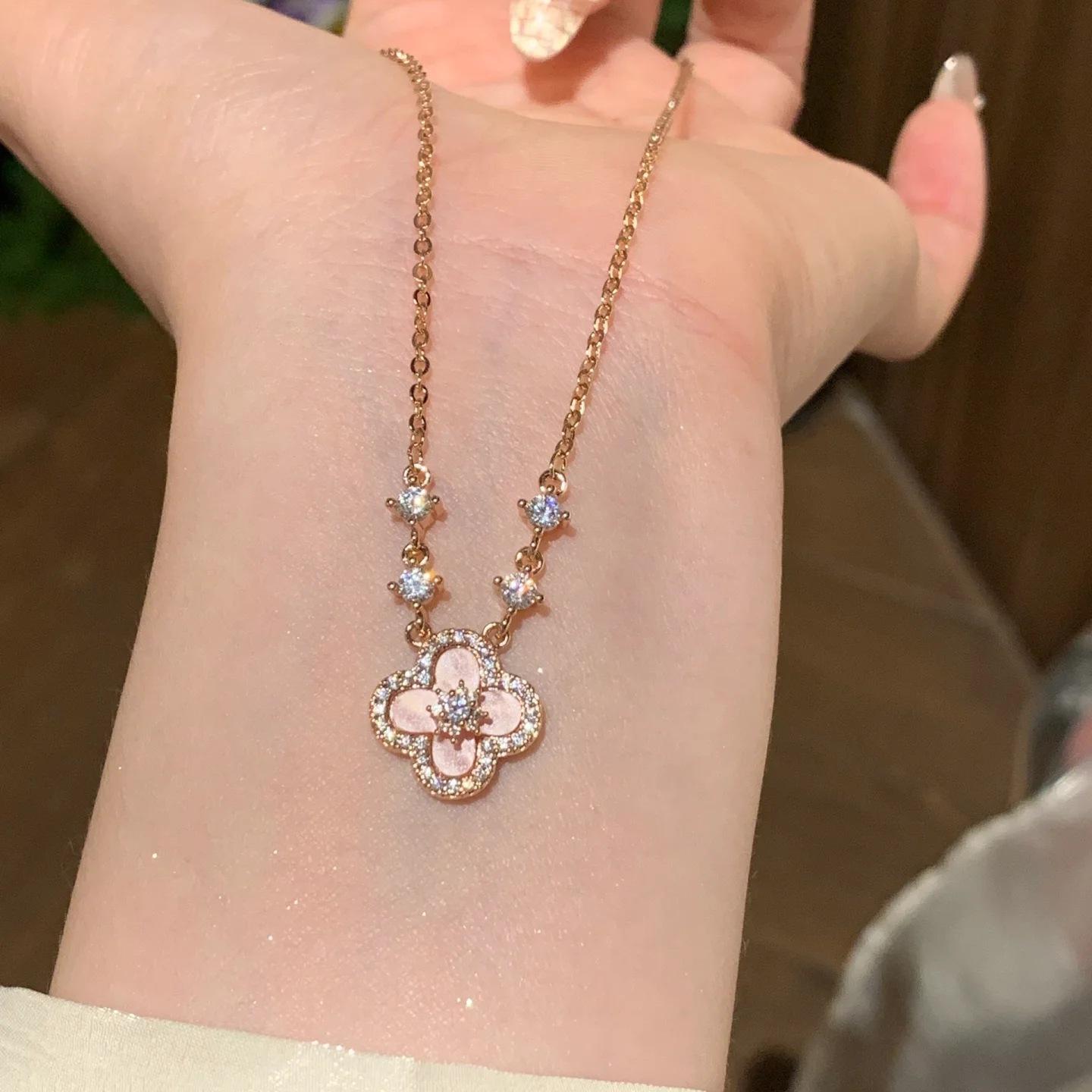 Pink Shell Four-Leaf Clover Choker: Women s High-End Fashion Necklace with Trendy Design