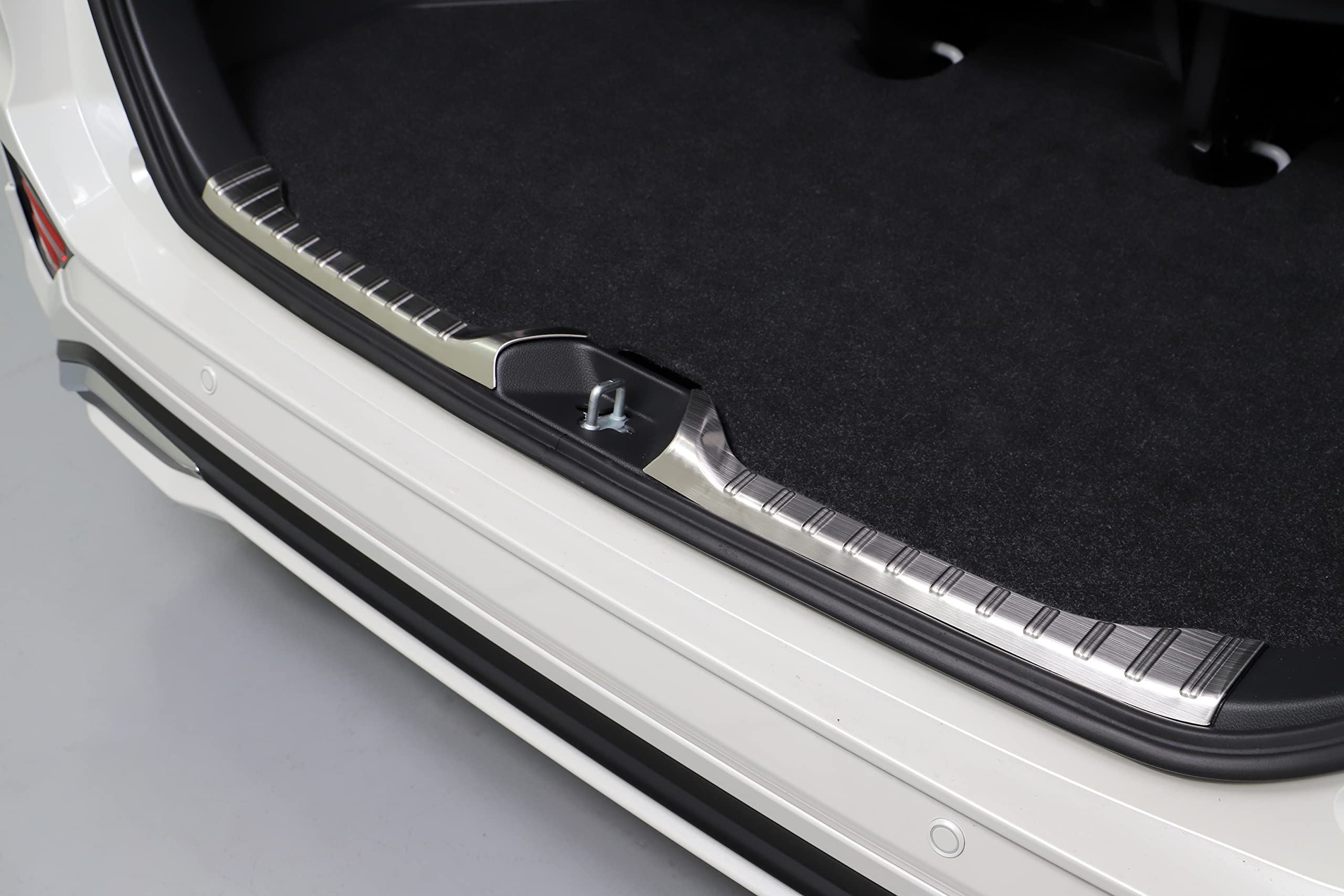 

Накладки на задний бампер AVEST Silver для новых Noah 90 и Voxy 90. Также накладки на внутреннюю часть заднего бампера.. доступный бампер.