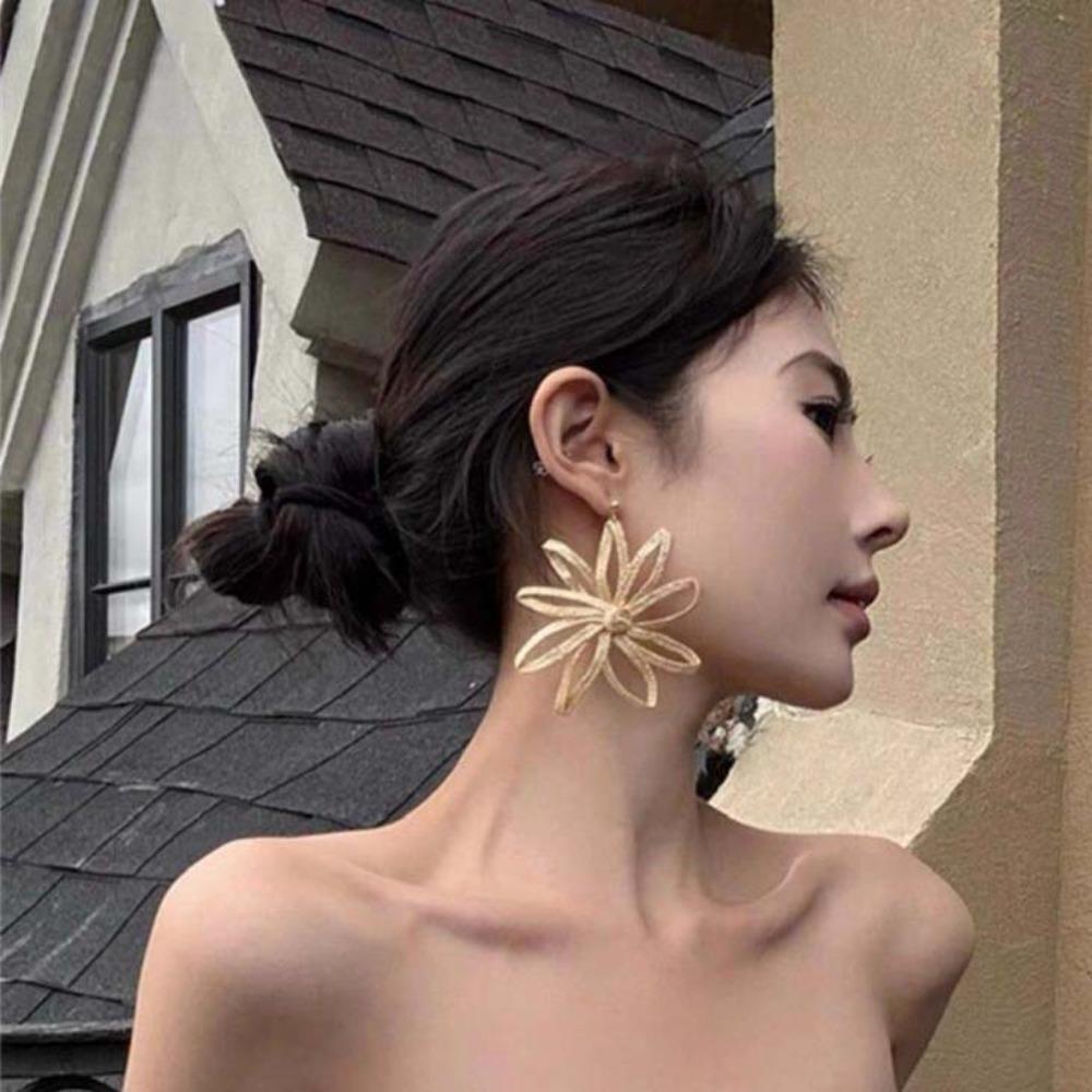 Elegant Straw Woven Earrings Zinc Zinc Alloy Hollow Floral Earrings Big Exaggerated Flower Ear Studs  Daily