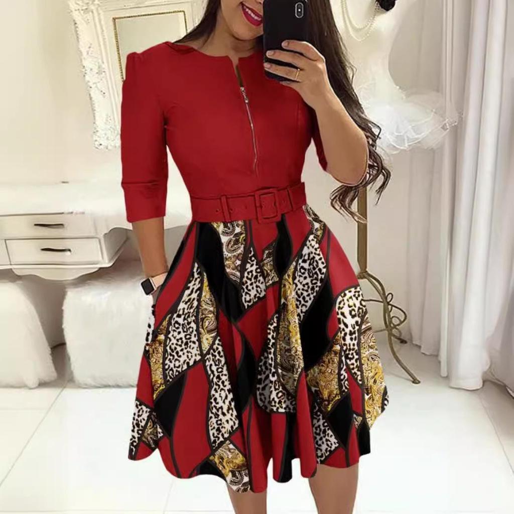 Rochia nouă pentru femei este o rochie la modă și elegantă cu mâneci lungi și cu o curea.