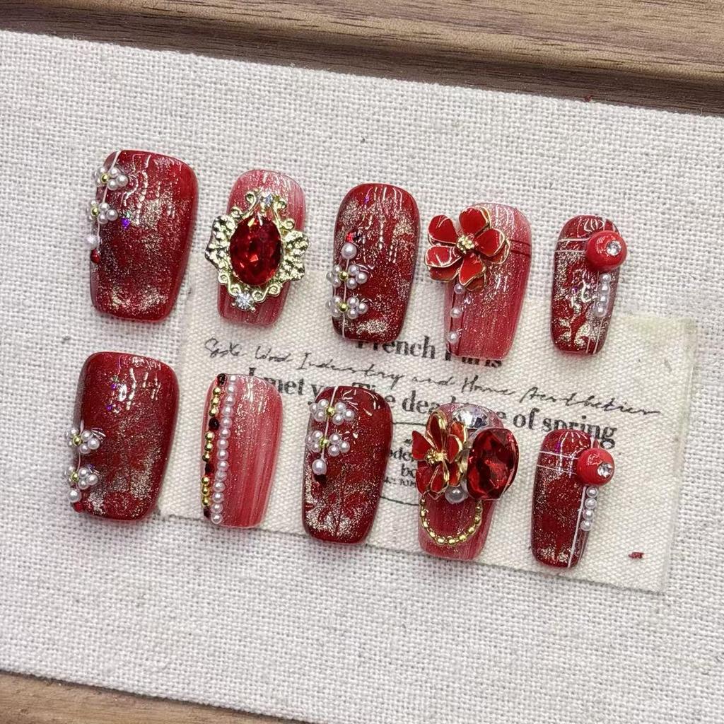 Red Cat Eye Short Almond Manicure: Handmade High-End Fake Nail Tips for New Year