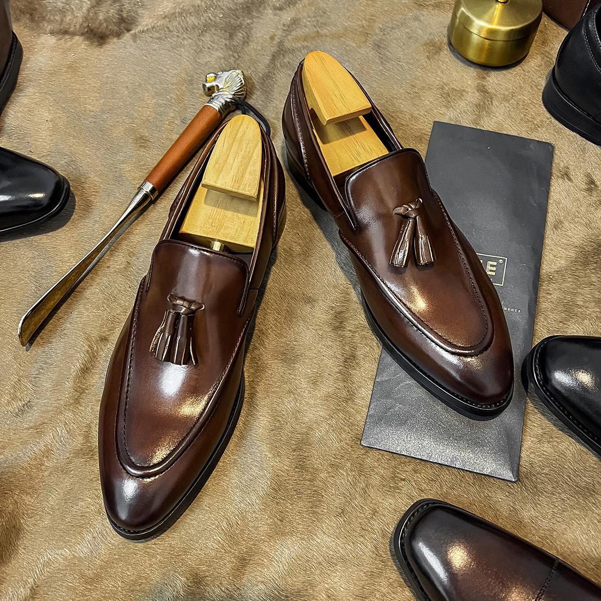 

[Цельные лоферы] Деловые и повседневные кожаные туфли с заостренным носком и кисточками мужские 44 темно-коричневого