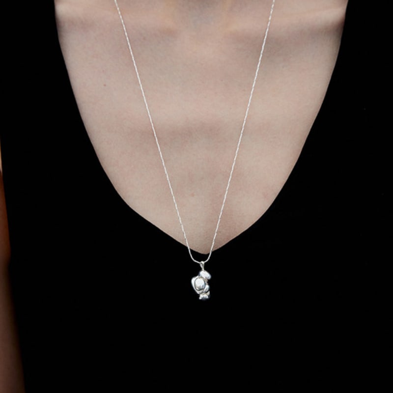 

onill 05-23 Embrace (Necklace) Matt