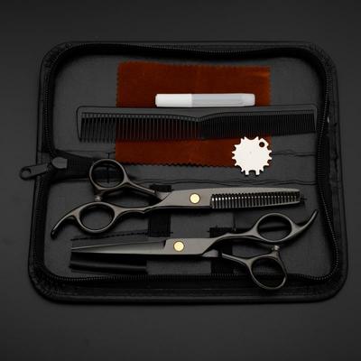 Haarschneidescheren aus Edelstahl können als spezielles schwarzes Zahnscheren-Flachscheren-Set zum Frisieren verwendet werden.