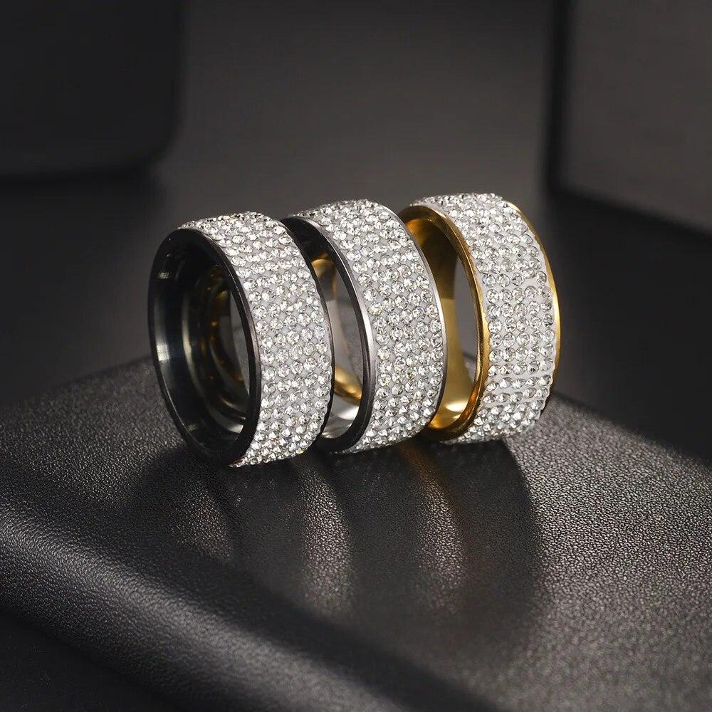 

Хип-хоп Iced Out CZ Bling мужское кольцо Роскошные 5 рядов кристаллов из нержавеющей стали Свадебные обручальные кольца для женщин и мужчин Ювелирные изделия для пар