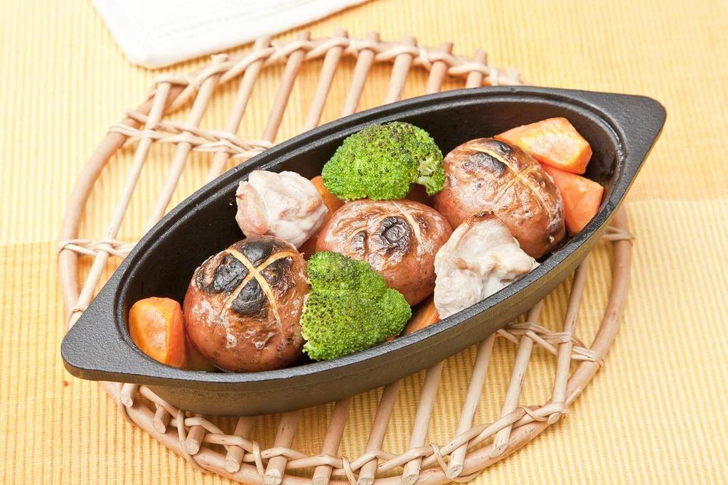 New Ikenaga Iron Works "Living with Iron" Slim Dutch Oven, IH Compatible, Gift Wrapping Available