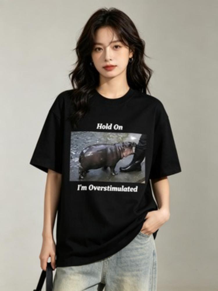 Hold on I'm Overstimulated Baby Hippo Moo Deng Funny Meme Tshirt SummerWomen Casual T-shirt Male Vintage T Shirts