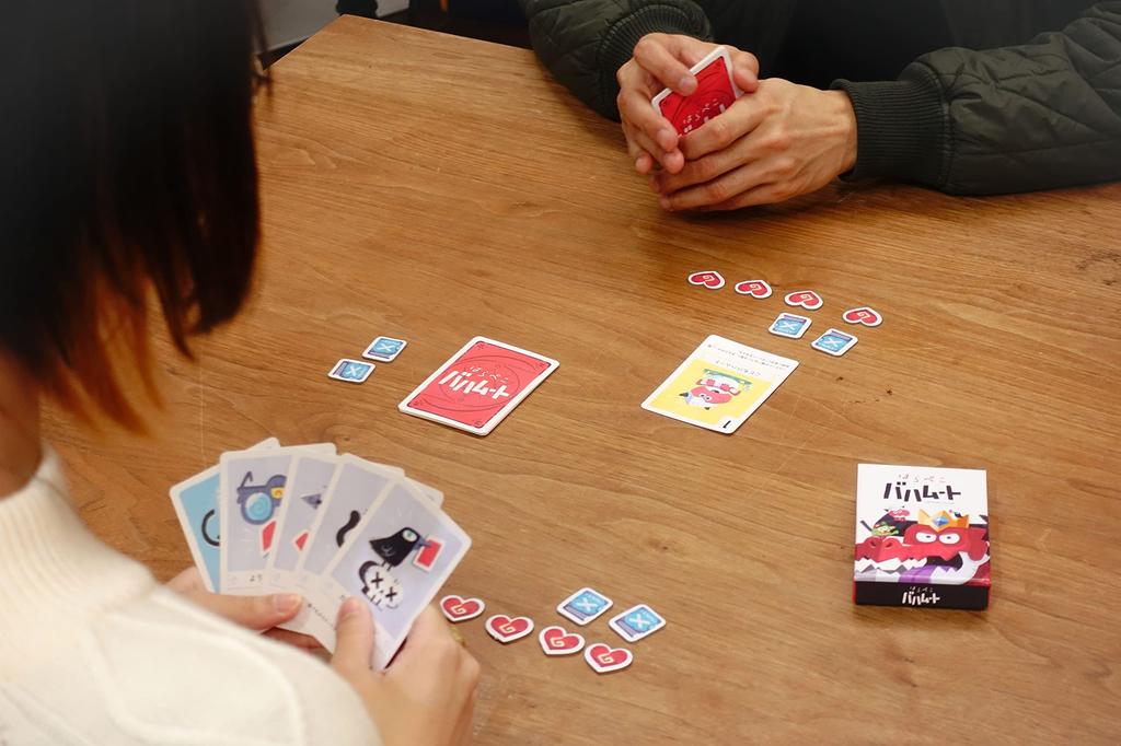 JELLYJELLYGAMES Hungry The key to victory is among 16 A battle card game for two players Bahamut cards! 10-minute