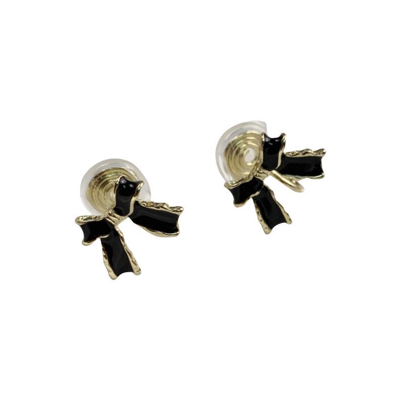 Elegant Black Oil-Drip Bow Ear Clip: Vintage, Painless Clip-On Earrings with a Chic Spiral Design