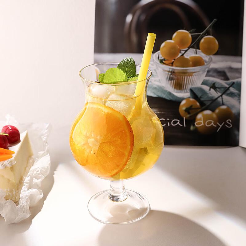 Transparenter, hochstieliger Glasbecher