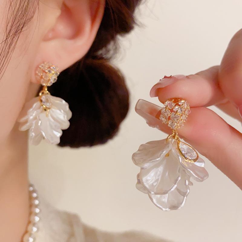 Women's Retro Fashion Petal Tassel Earrings