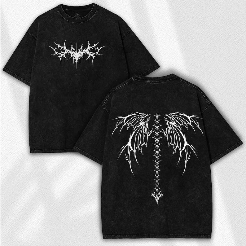 Spine Wings Gewaschenes T-Shirt: Gotischer Vintage Streetwear - Dunkle Skelettflügel Kunst