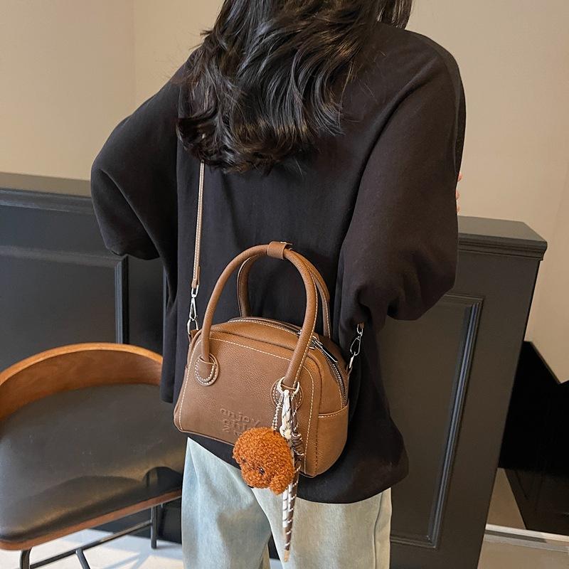 

Осень и зима новая модная сумка-подушка для девушки женская 2025 новая сумочка маленькая сумка на плечо сумка-мессенджер 20*10*14