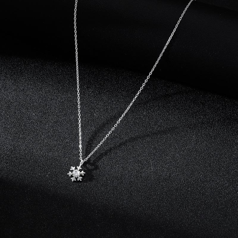 Elegant Snowflake Christmas Necklace: High-End Artistic Niche Style with Gentle Collarbone Chain