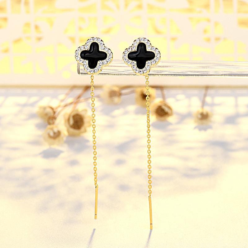 

Простые и компактные, слегка инкрустированные черные серьги с четырьмя листочками клевера. Темперамент, легкая роскошь, модные и универсальные серьги. copper-plated real gold.