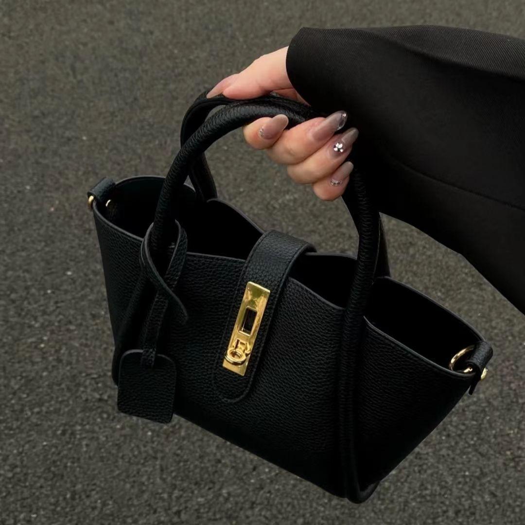 

Черная премиальная текстурированная сумка-тоут женская 2025 новая модная повседневная дорожная ручная на плечо через плечо чёрный