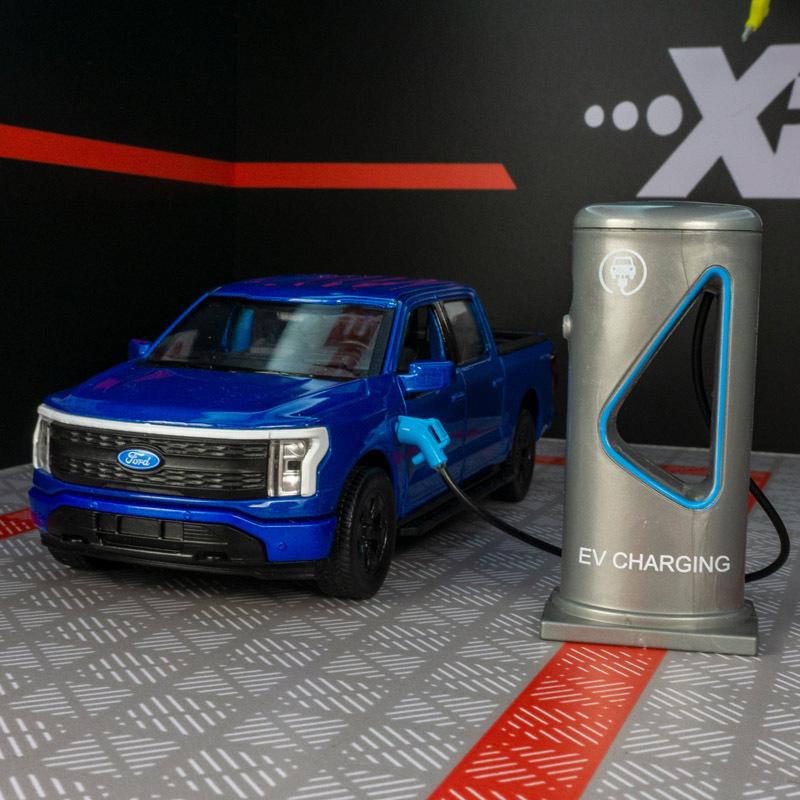 

Caipo 88726 Ford F150 Electric Pickup Toy with Charging Pile Ornament синий