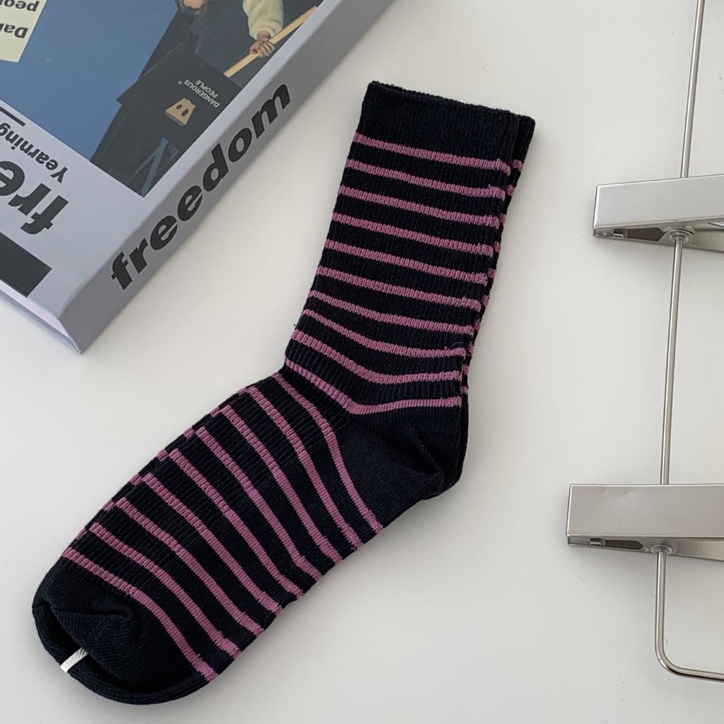 Socken Damen Mittelsaison Strümpfe Trendige Socken Grau College-Stil Strümpfe Vielseitige Gestreifte Stapelbare Socken