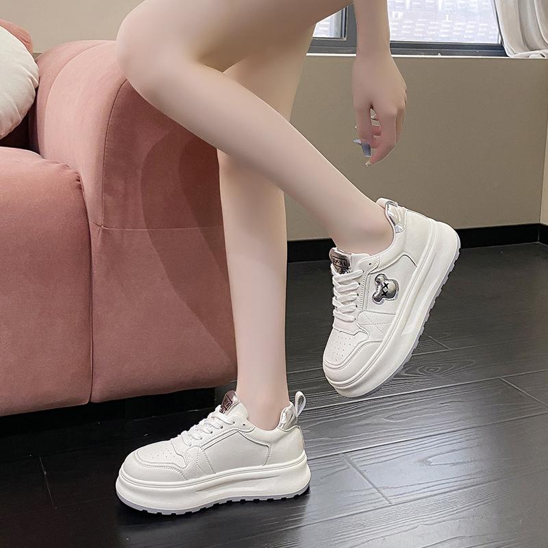 

Маленькие белые туфли на толстой подошве, женские, осень 2024, новые, для спорта и отдыха, универсальный нишевый дизайн, популярная модная обувь для доски 40 серебряный