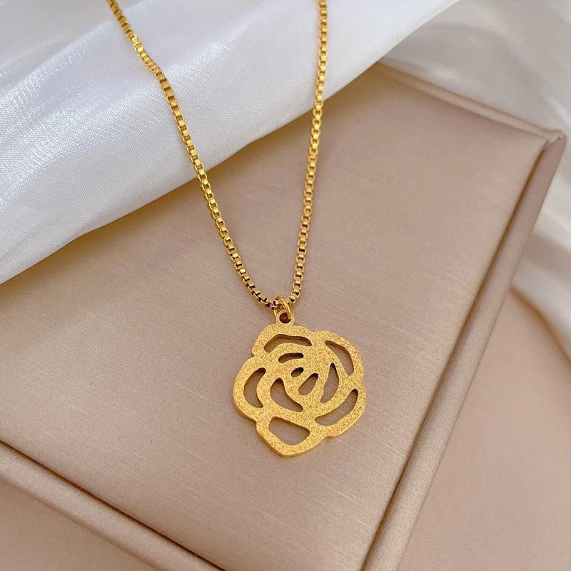 Titanium Steel Camellia Personalized Minimalist Wind Stove Real Gold Necklace Female Collarbone Chain With