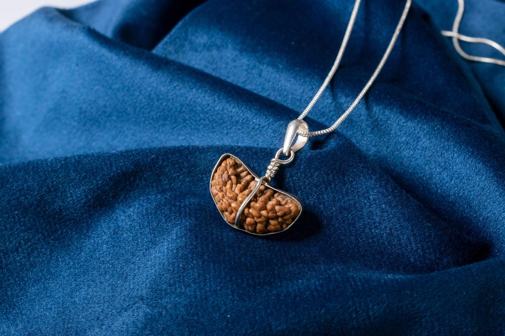 Natürliche 1 Mukhi Rudraksha (Kaju Dana) Anhänger aus 925er Silber | Anhänger für Moksha, Erleuchtung, Kronenchakra & Shiva-Energie | Laborzertifiziert