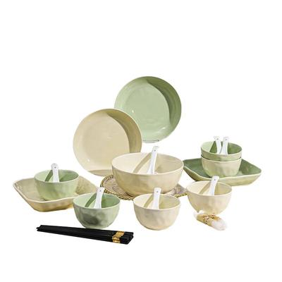 Keramik-Geschirrset im Creme-Stil