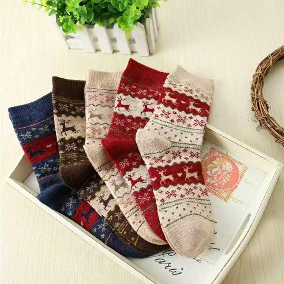 Women's Mid-Calf Reindeer Jacquard Wool Socks - Soft & Comfortable for Autumn and Winter