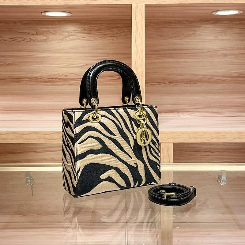 

Сумка Diana контрастного цвета 2025 года - женская сумка через плечо небольшого размера 21cm x 9cm x 19cm